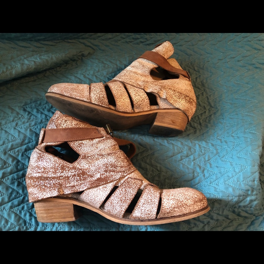 DKode all leather cream and brown booties